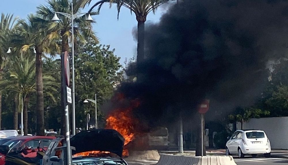 Coche envuelto en llamas en Valdelagrana. CEDIDA