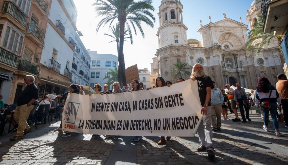 Manifestación por una vivienda digna en Cádiz.