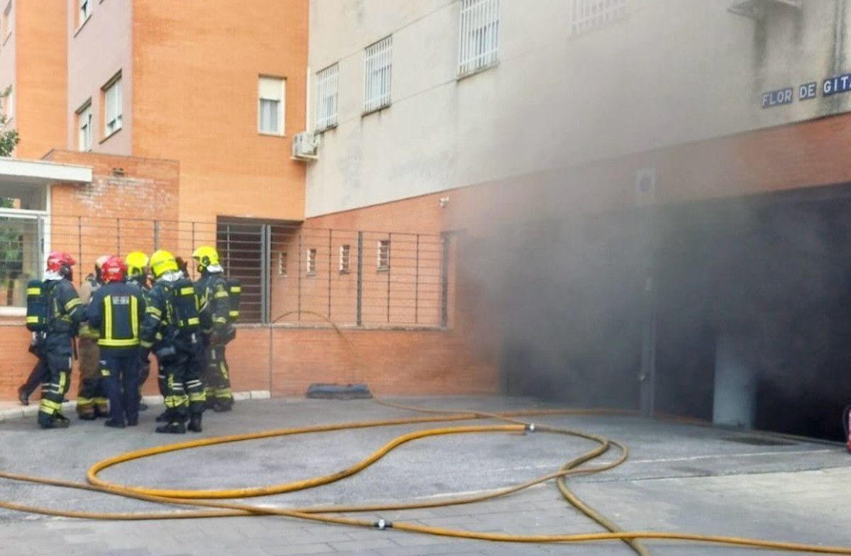 Desalojado un bloque de seis plantas tras arder un coche en el aparcamiento subterráneo en Sevilla. 