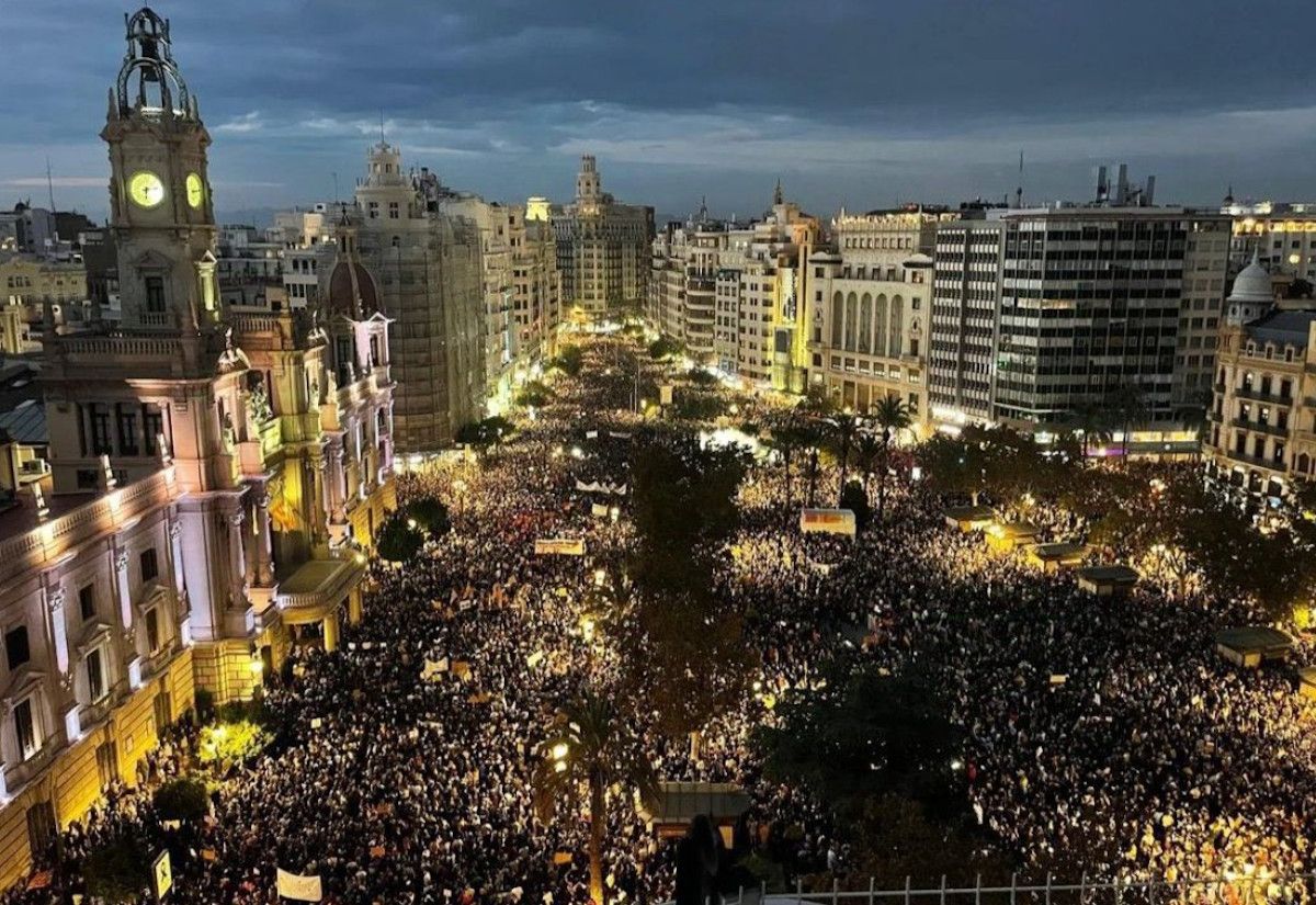 Miles de personas piden la dimisión de Carlos Mazón en Valencia. 