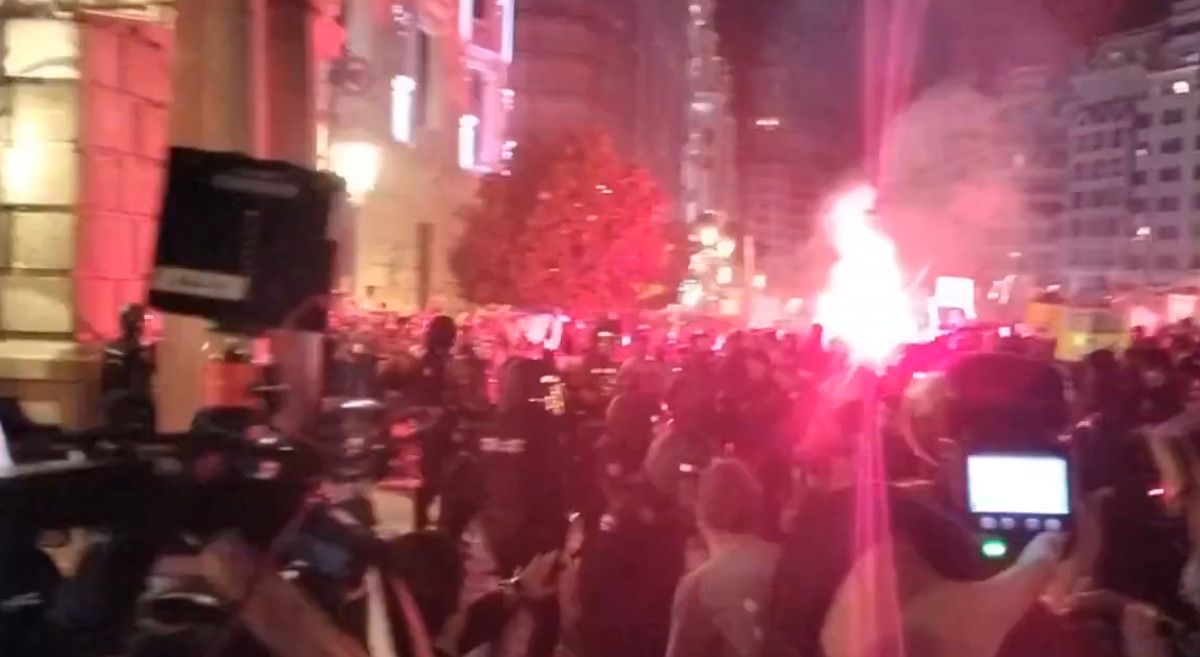 Cargas policiales en la manifestación celebrada en Valencia para pedir la dimisión de Carlos Mazón.