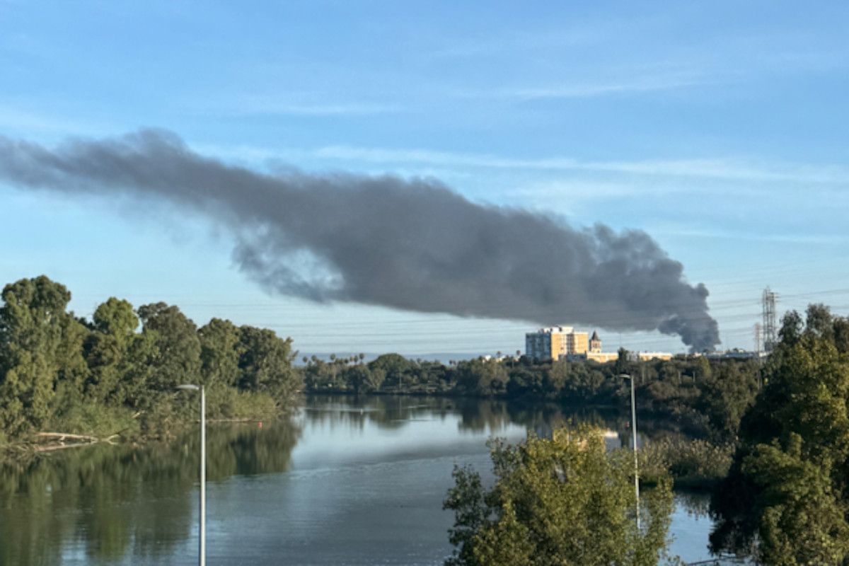 Incendio en el polígono industrial Majaravique, en La Rinconada. 