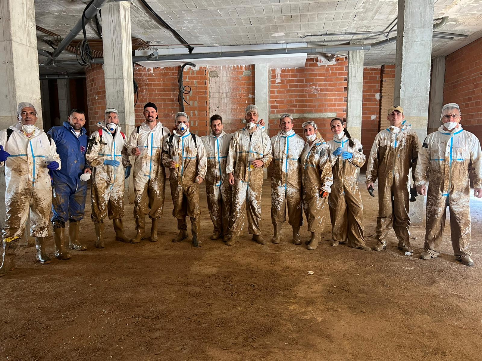 Equipo de Iniciativa Solidaria de Jerez realizando labores de limpieza en Paiporta, Valencia.  CEDIDA