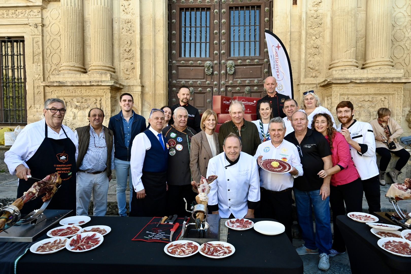 Una campaña solidaria de cortadores de jamón para llevar juguetes a los niños y niñas de Jerez y de Valencia. 