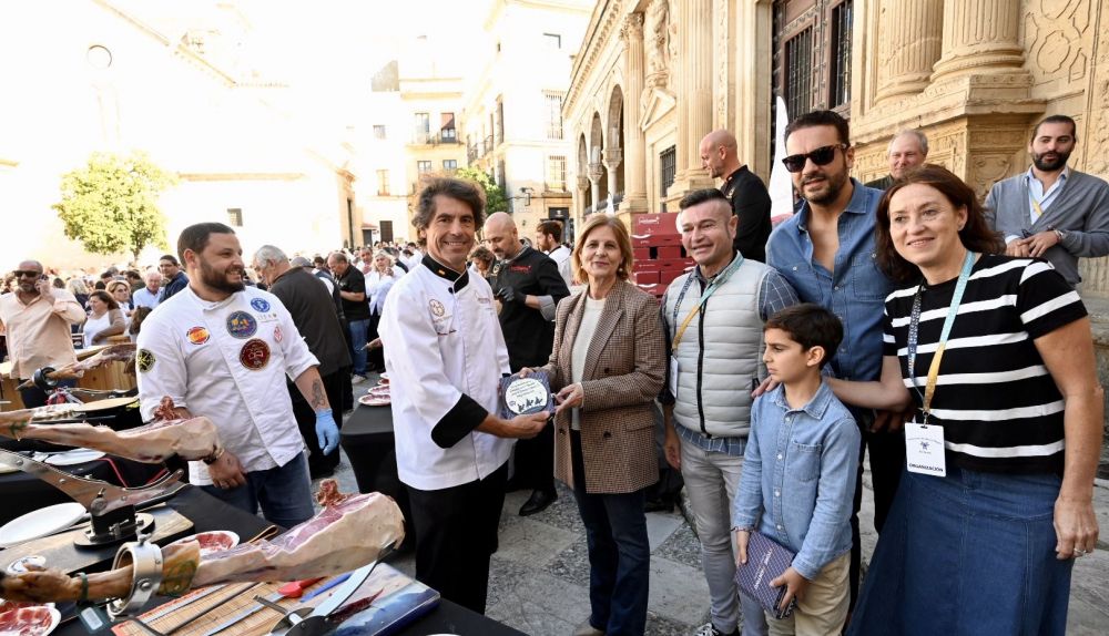 La alcaldesa, María José García Pelayo, ha visitado el acto.