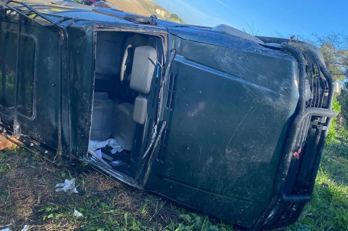 Un coche vuelca en Chiclana. 