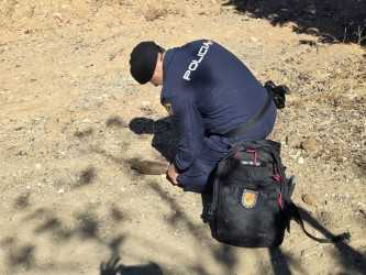 Agente de los Tedax, desactivando el proyectil hallado en una chatarrería de Dos Hermanas.