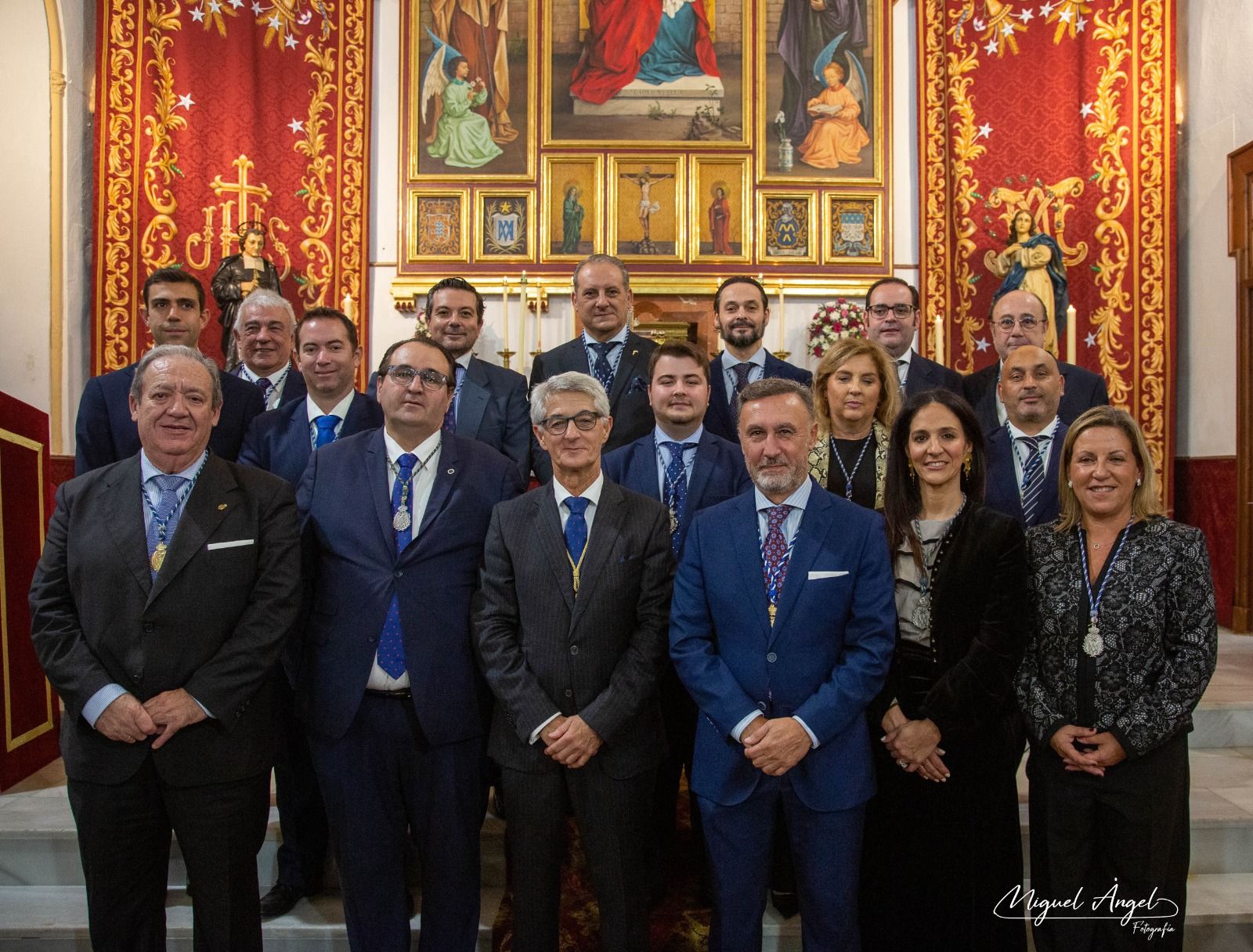 La nueva junta de gobierno posando tras la toma de posesión con Manel Tordesillas al frente.  