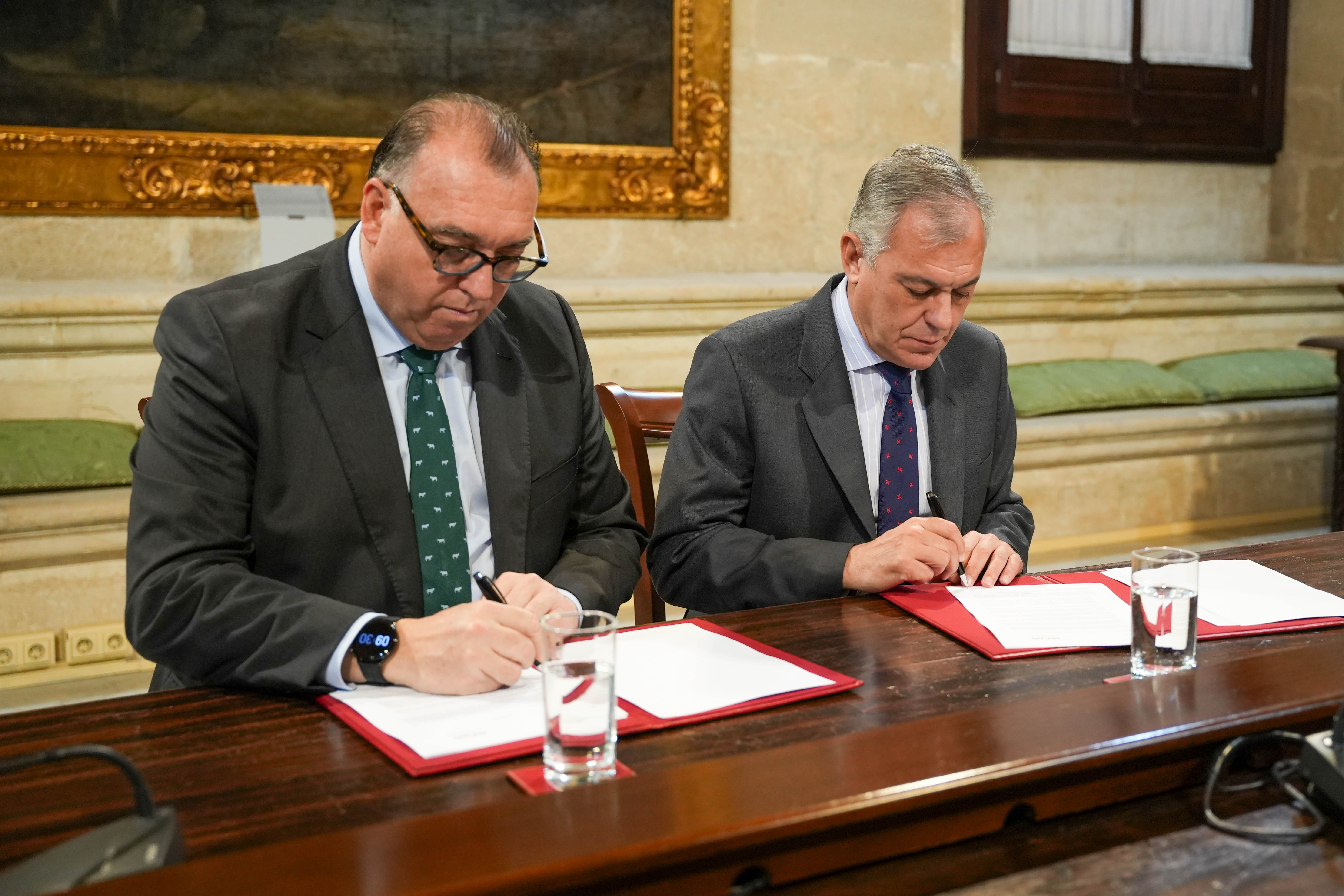 Arturo Bernal, consejero de Turismo, firma el acuerdo para elevar la presión sobre los pisos con el alcalde de Sevilla, José Luis Sanz.