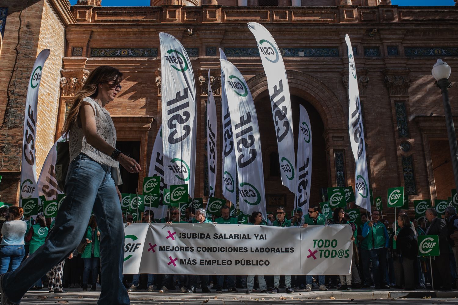 Concentración de trabajadores públicos para exigir al Gobierno un acuerdo entre Muface y las aseguradoras.