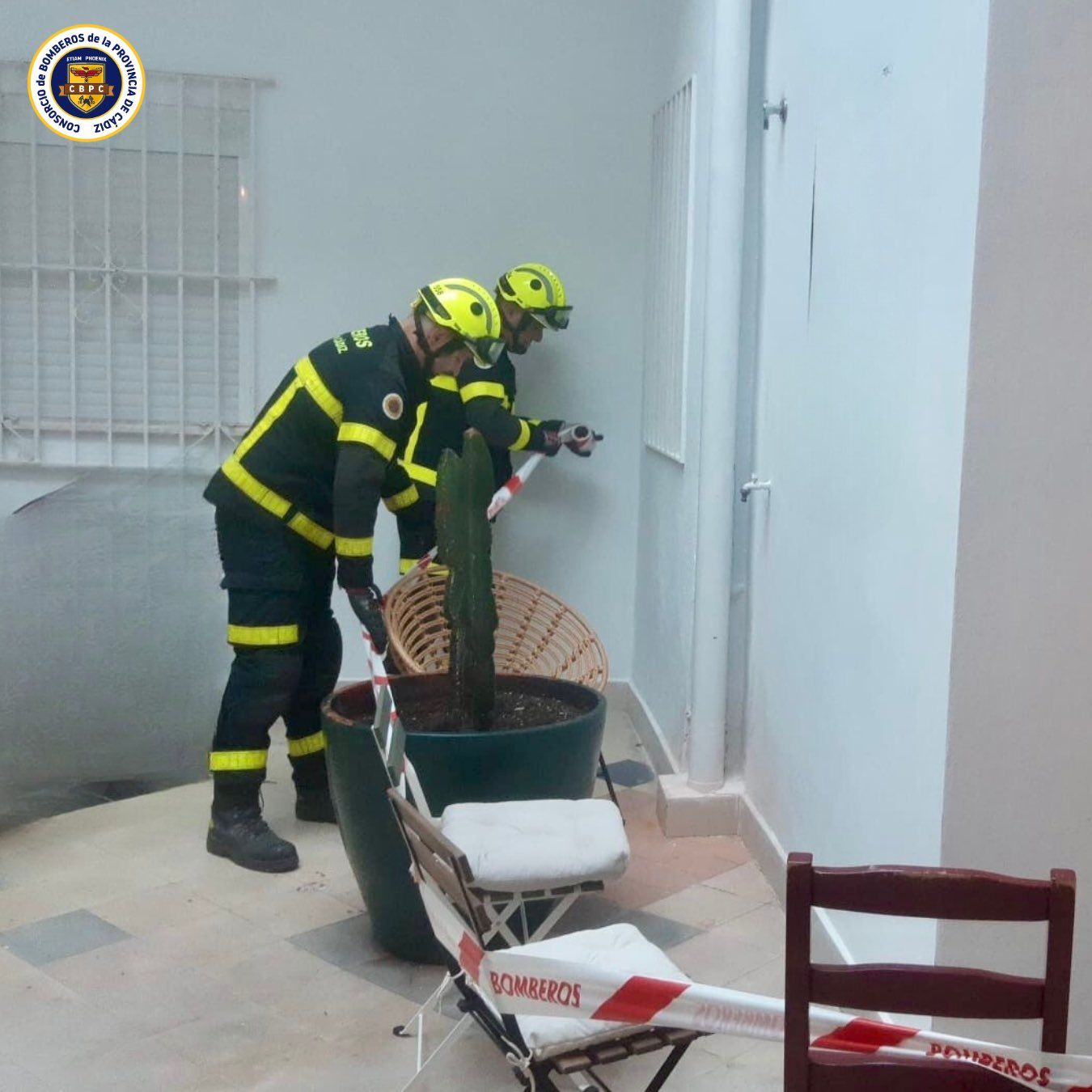 Los bomberos tuvieron que desalojar este domingo el inmueble de este alojamiento turístico tras derrumbarse el suelo. 