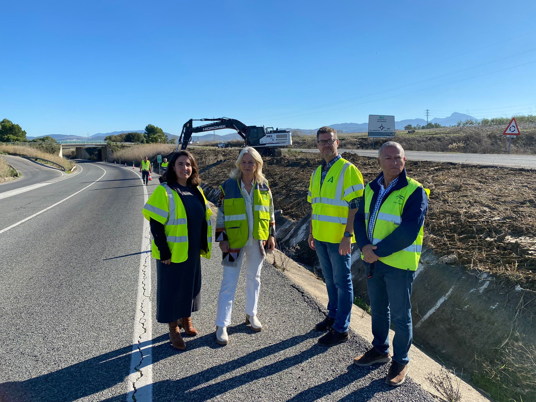 La delegada y técnicos repasando las obras de emergencia a carretera de Villamartín.