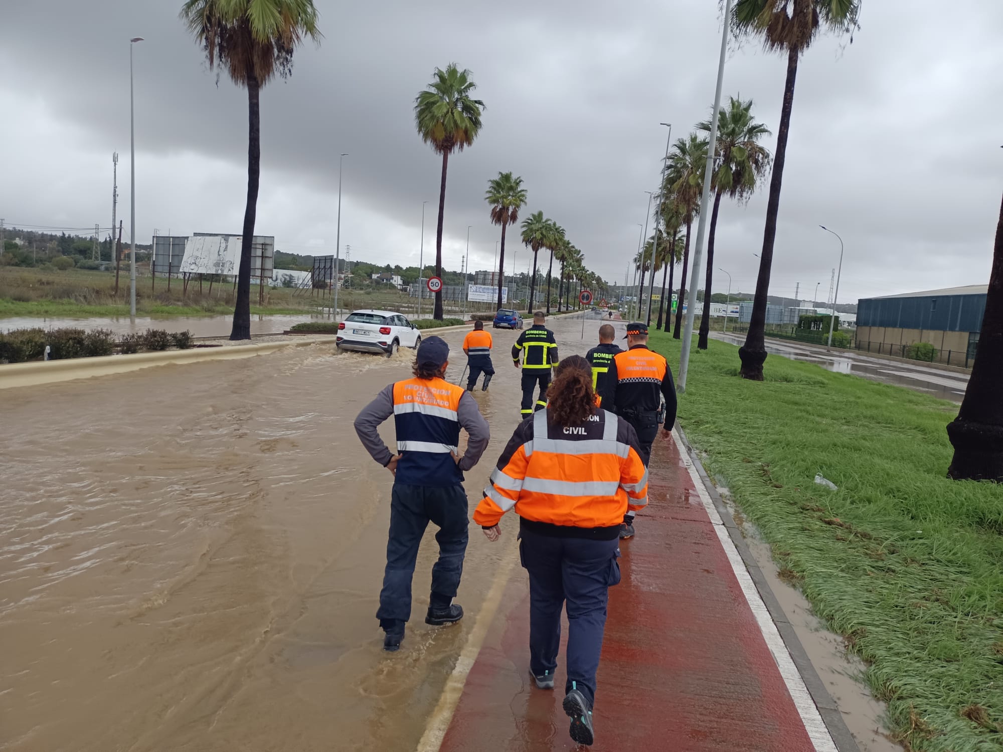 Voluntarios de Protección Civil, junto a Bomberos, en la Nacional IV, el pasado miércoles, una de las zonas afectadas por la DANA.