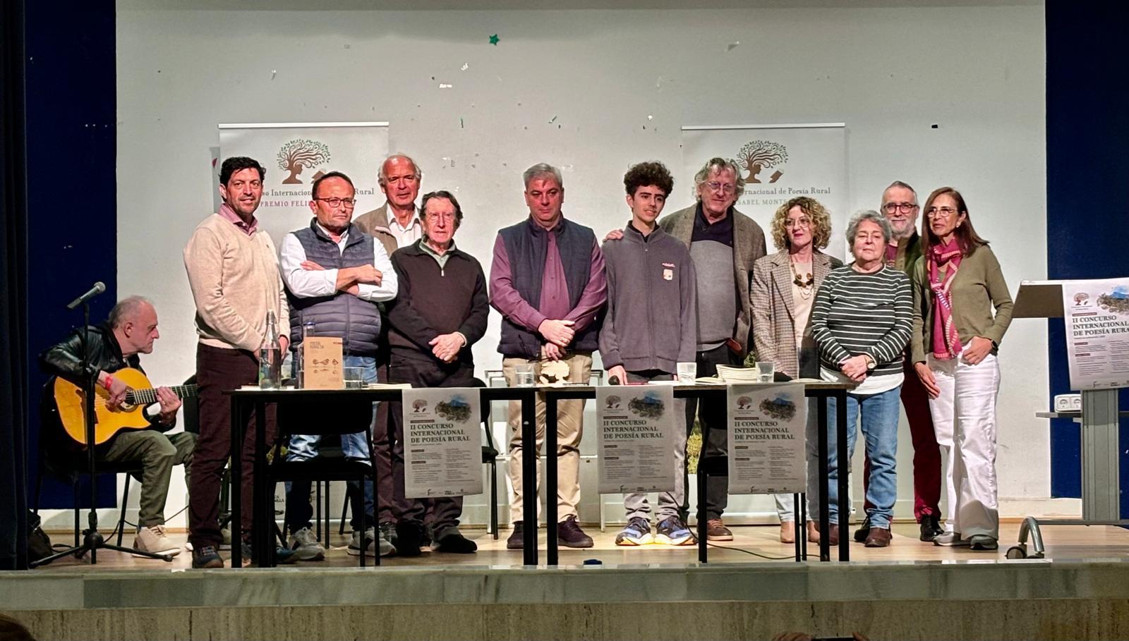 Los ganadores del certamen de poesía rural posando con lo patrocinadores y organización.