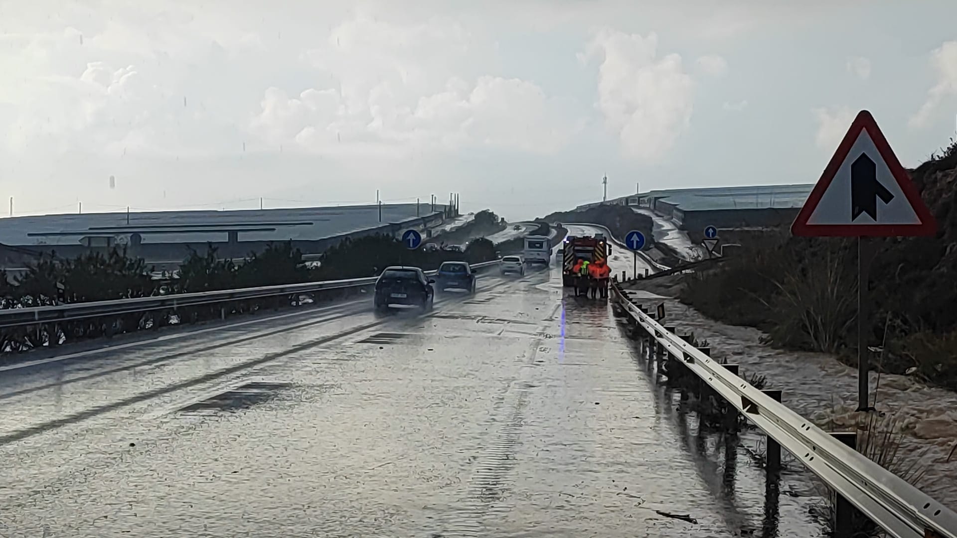 La A7 en Almería, con un cauce de agua junto a la carretera y zonas anegadas.