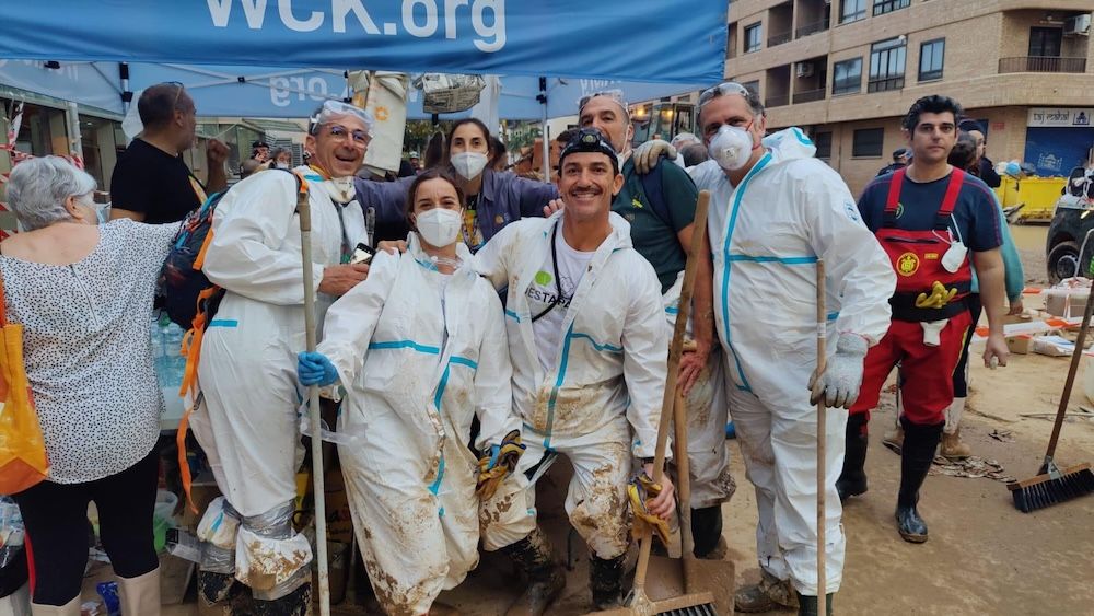 Voluntarios de Jerez, con Paz Padilla, ayudando en Valencia.