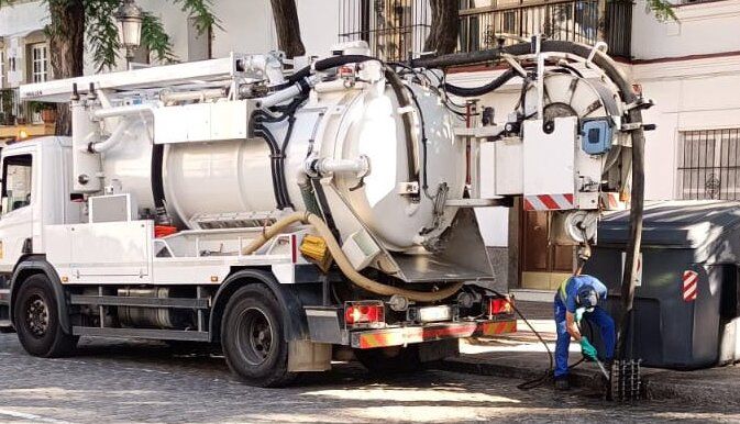 Trabajos de los operarios del Ayuntamiento como medida preventiva ante la DANA.