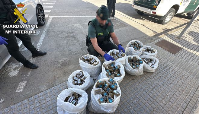 Parte de las tabletas de hachís que transportaba el detenido.