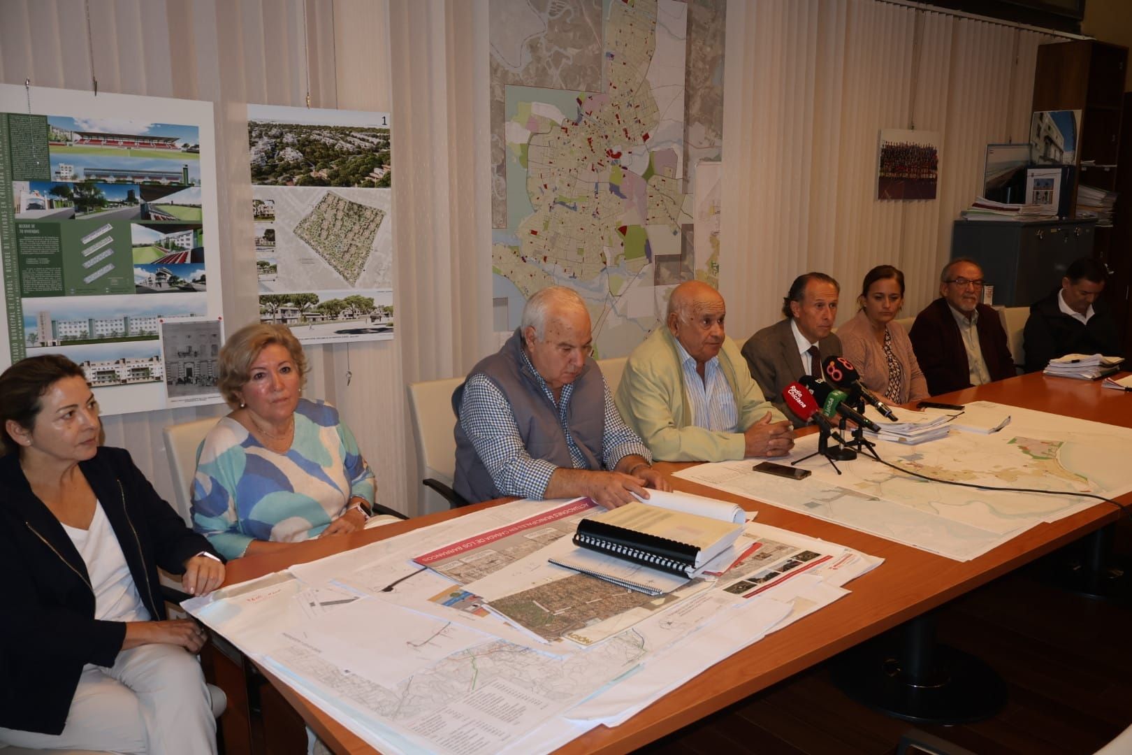 Vecinos de Las Albinas en la reunión con el alcalde de Chiclana.