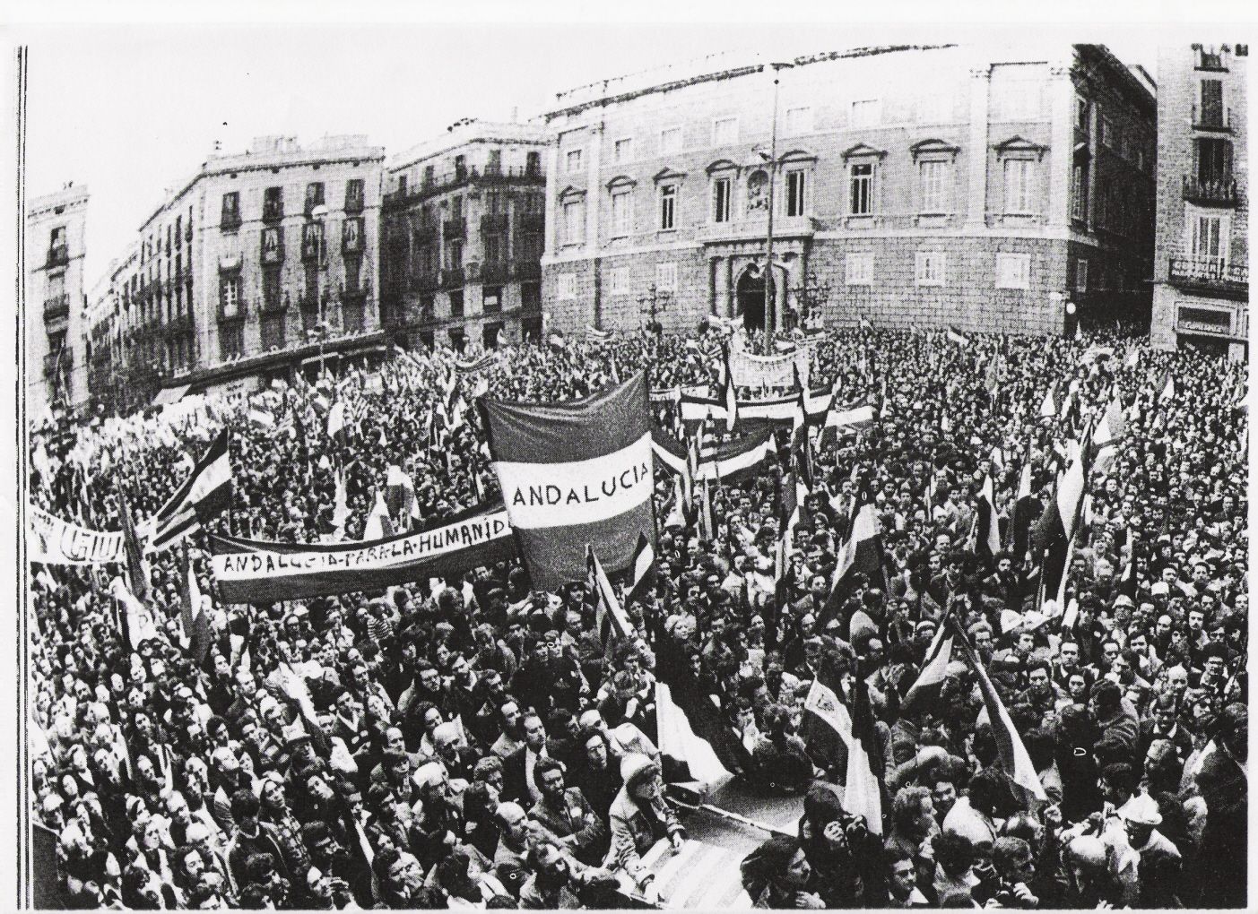 Manifestación el 4 de diciembre de 1977 en la Plaza Sant Jaume en Barcelona. 