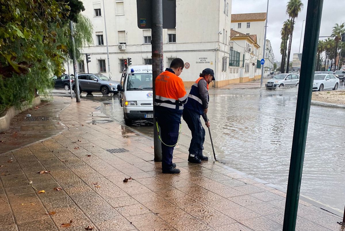 Labores de Protección Civil en las calles de El Puerto durante la DANA.