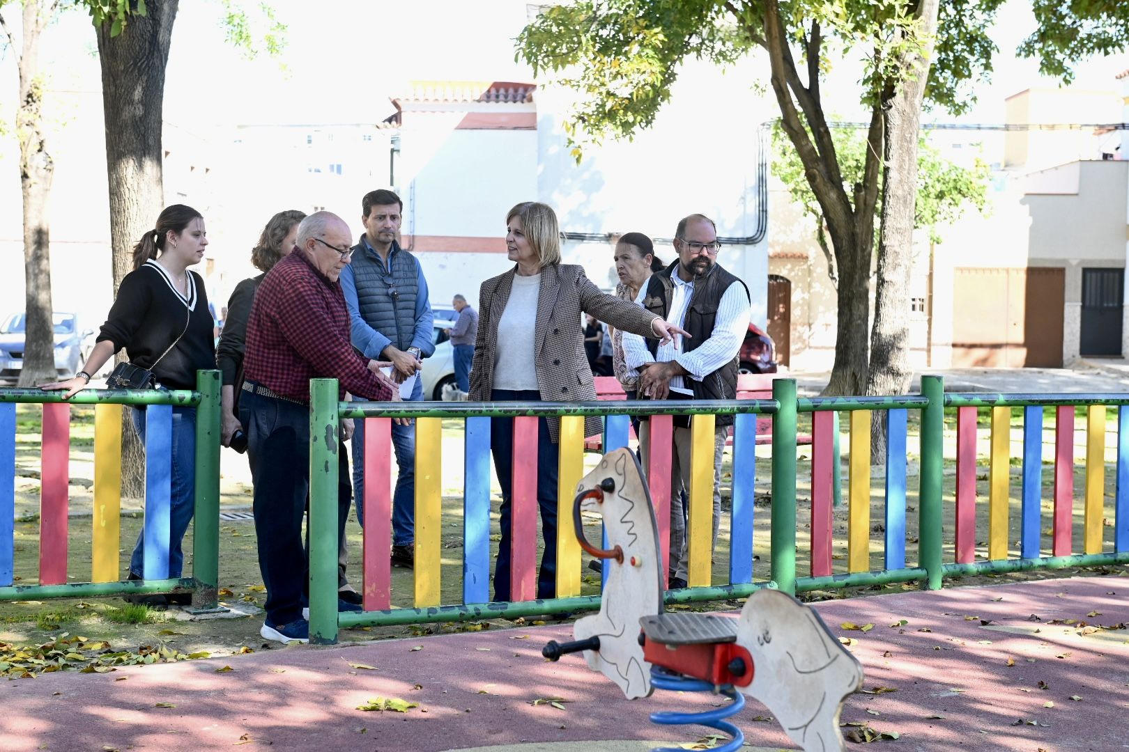 El gobierno local en la visita al parque infantil que se encuentra en la barriada de La Liberación.