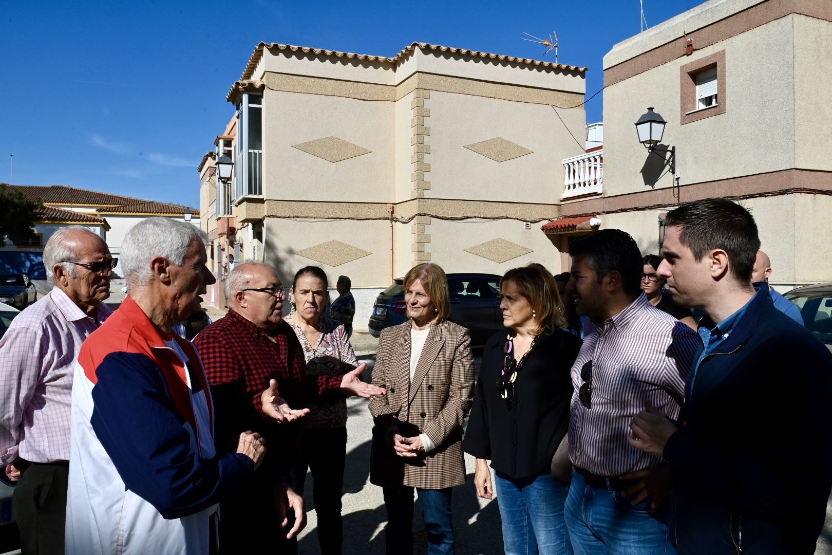 Pelayo, Espinar y de la Cuadra, de visita en la barriada de La Liberación, donde han explicado las medidas para solucionar los desperfectos por la DANA.