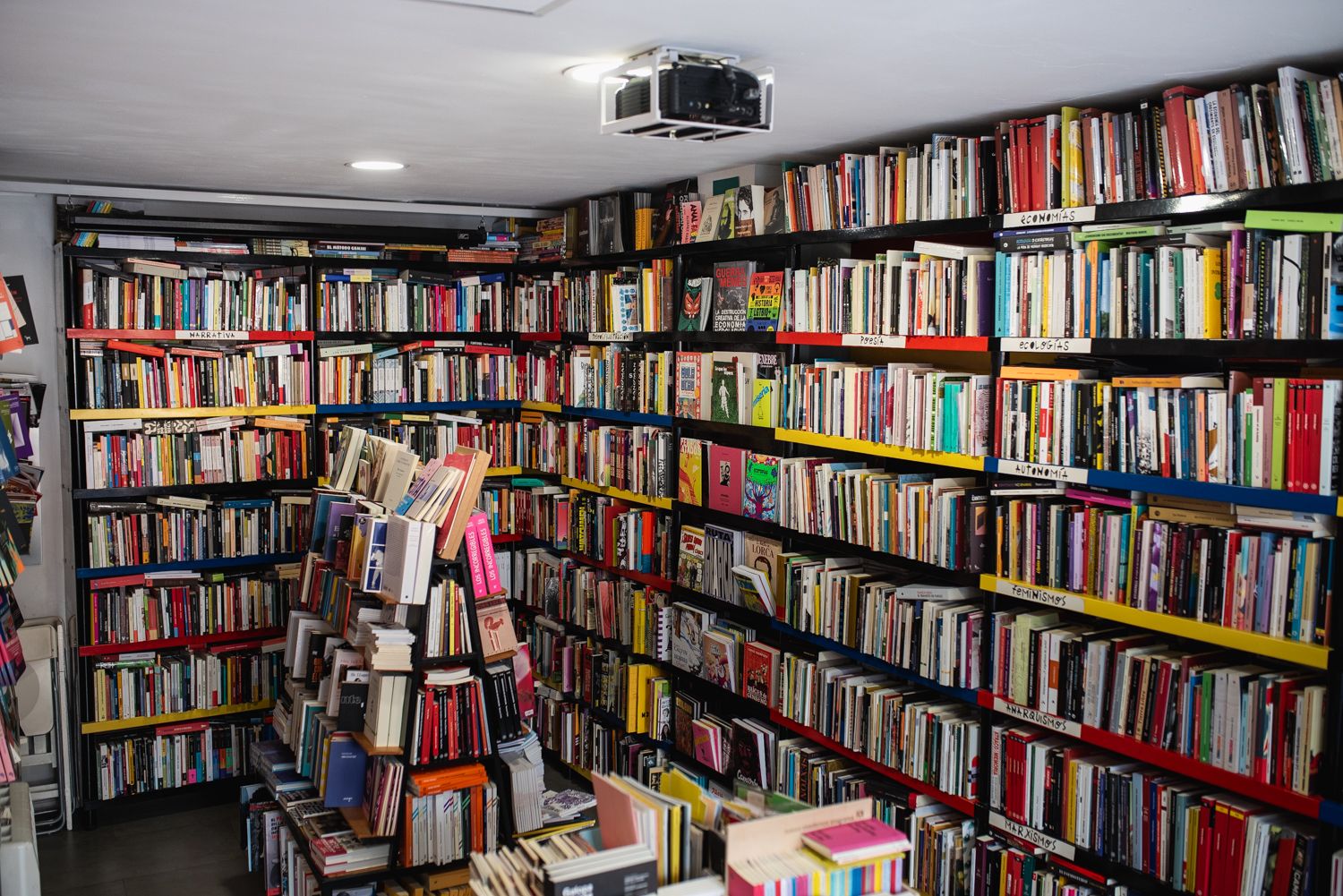 Imagen de la librería La Fuga con todos sus libros.