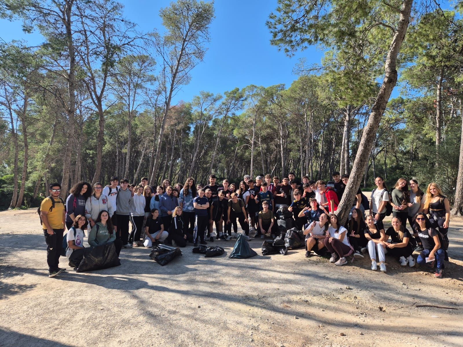 Alumnado del IES Fernando Savater de Jerez se suma al plogging en el parque forestal Las Aguilillas. 