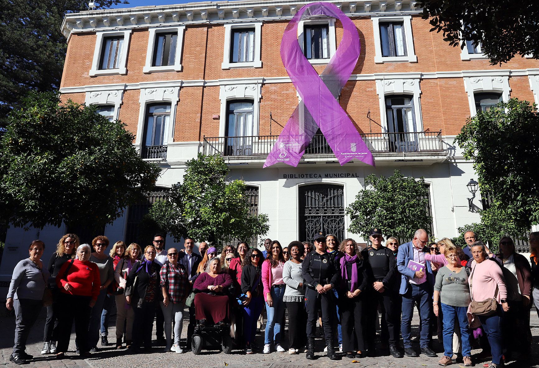 Acto celebrado en la plaza del Banco con motivo de la colocación del lazo morado.