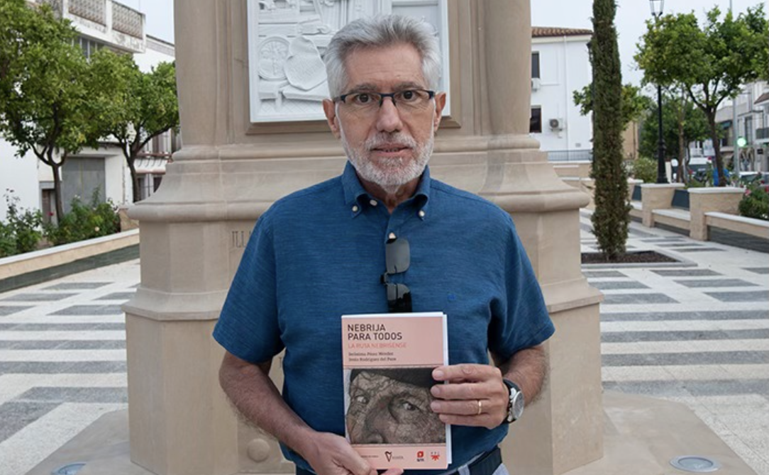 Jerónimo Pérez, con el libro 'Nebrija para todos', del que era coautor. 