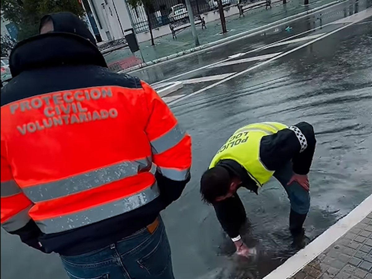 El alcade, Germán Beardo, y el concejal de Seguridad, Jesús Garay, durante la DANA en El Puerto.