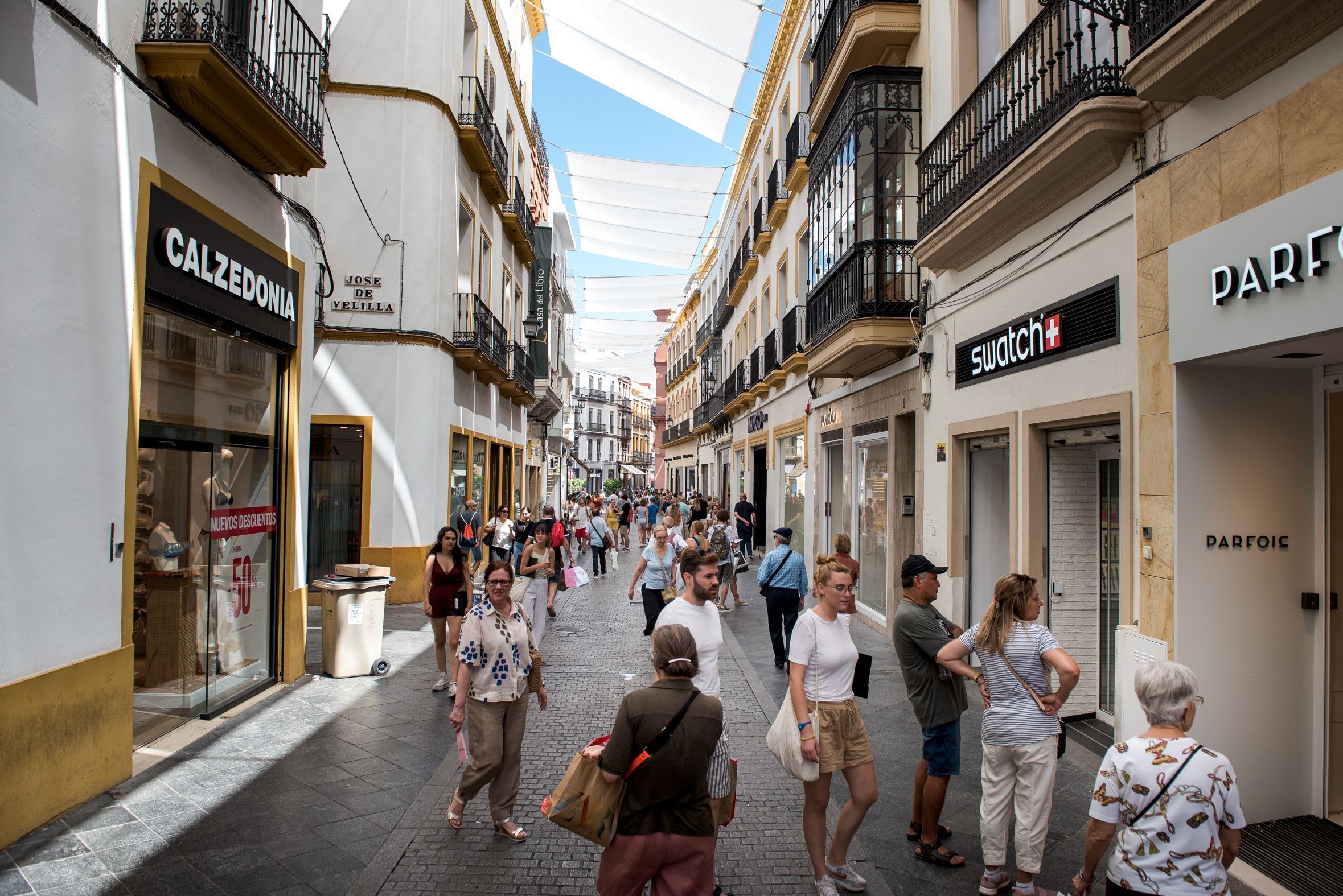 La calle Tetuán de Sevilla durante el verano.