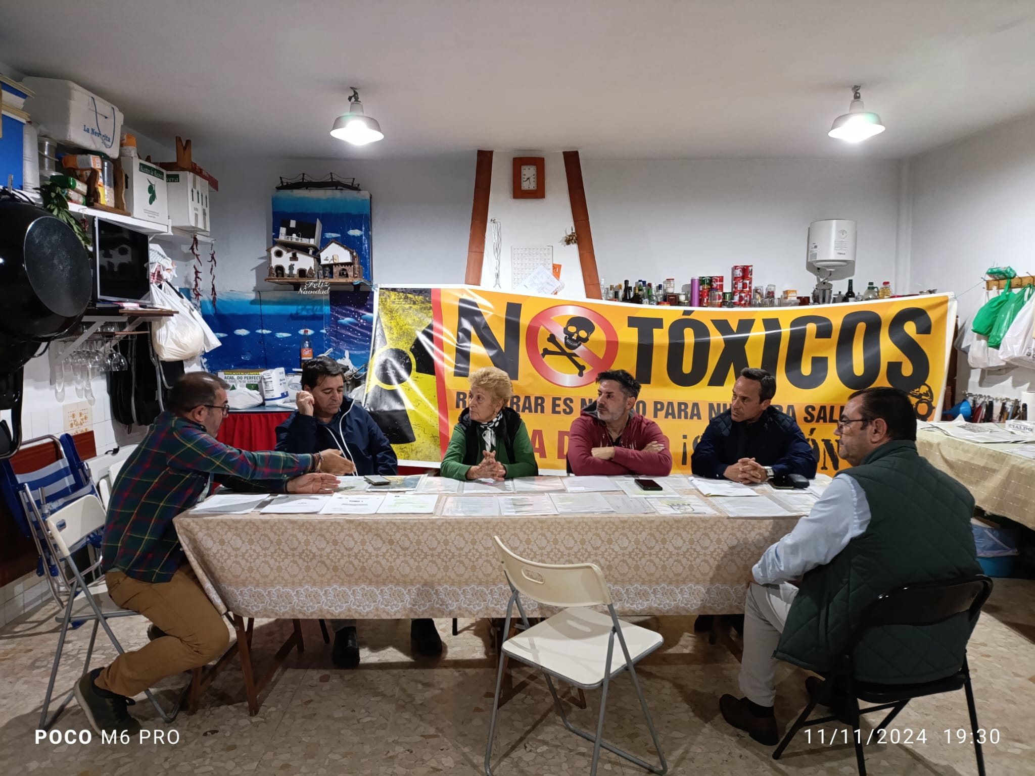 Reunión de los vecinos afectados en Coria del Río con los grupos políticos.