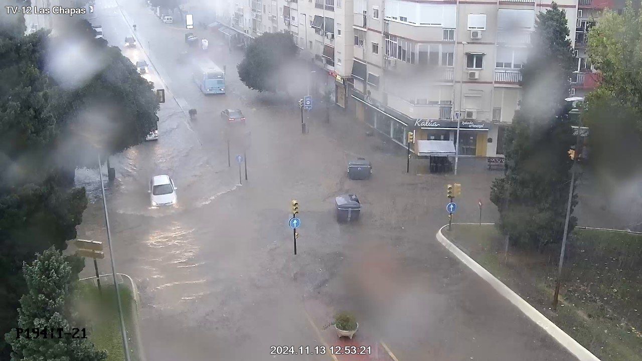 Balsas de agua en Málaga capital, este mediodía durante el aviso rojo de Aemet.