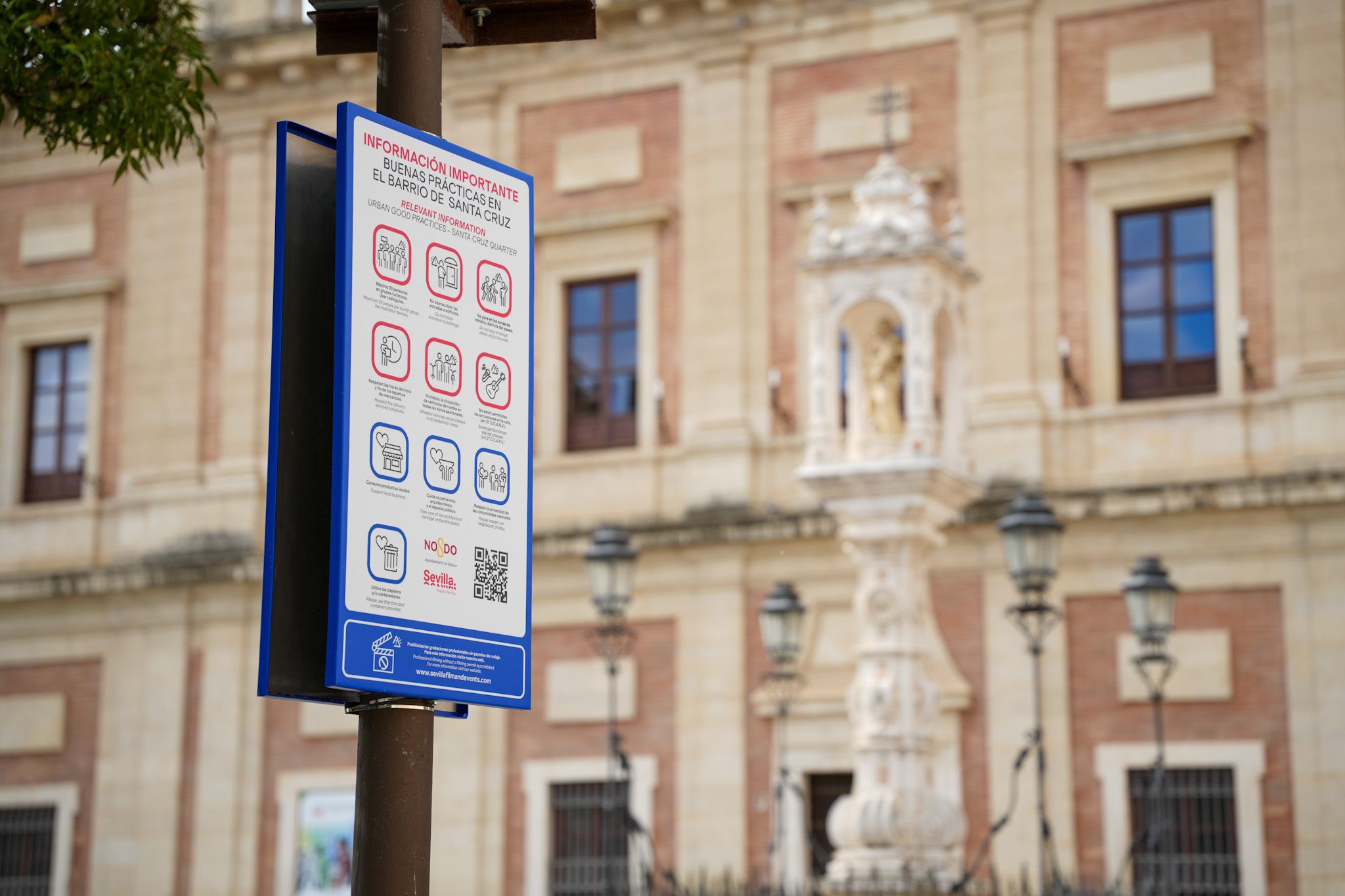 Señales instaladas en el centro de Sevilla.