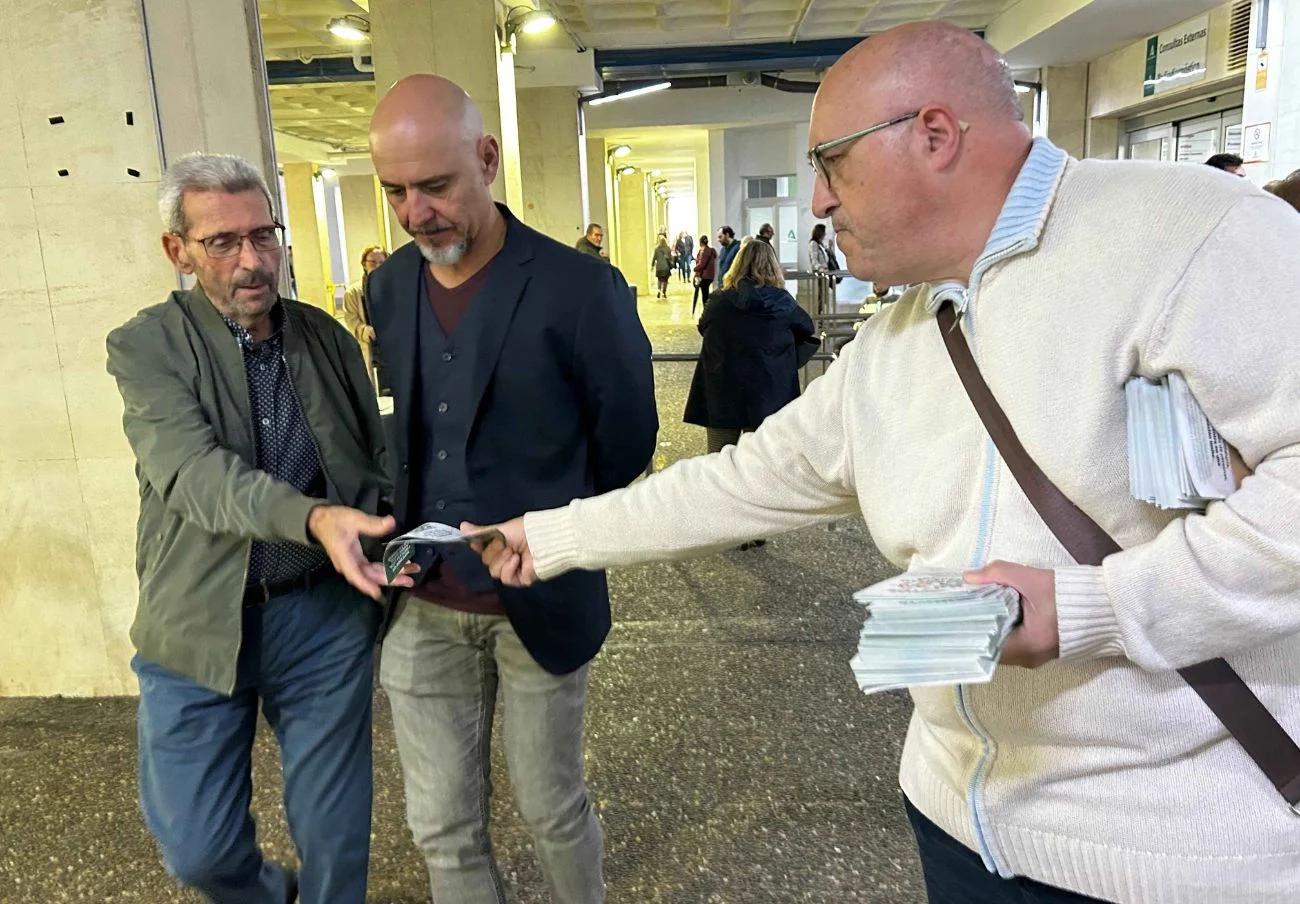 Responsables de Facua repartiendo folletos en el Hospital Puerta del Mar de Cádiz.