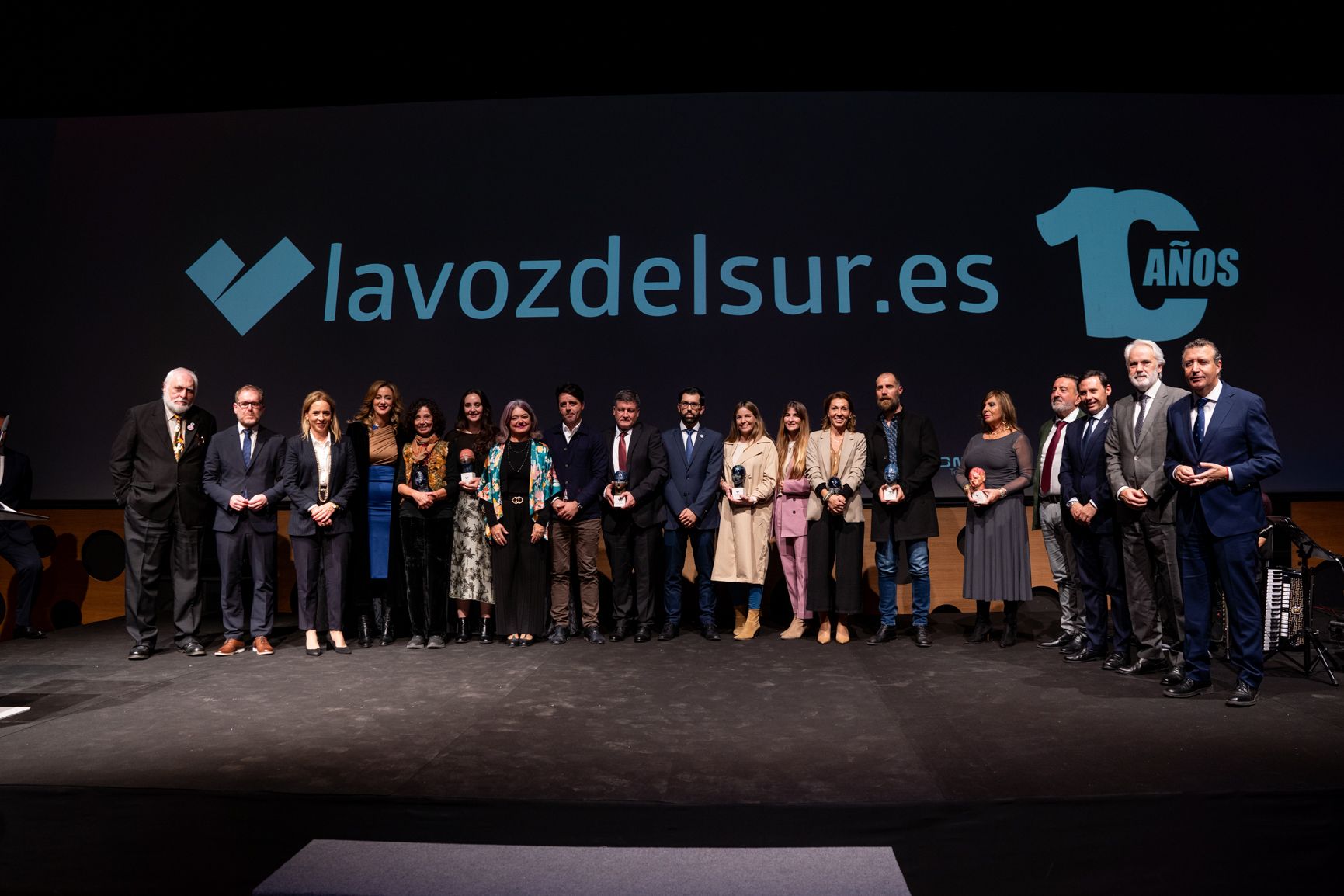 Foto de familia de todos los galardonados en la primera edición de los Premios Andaluces Voces del Sur.