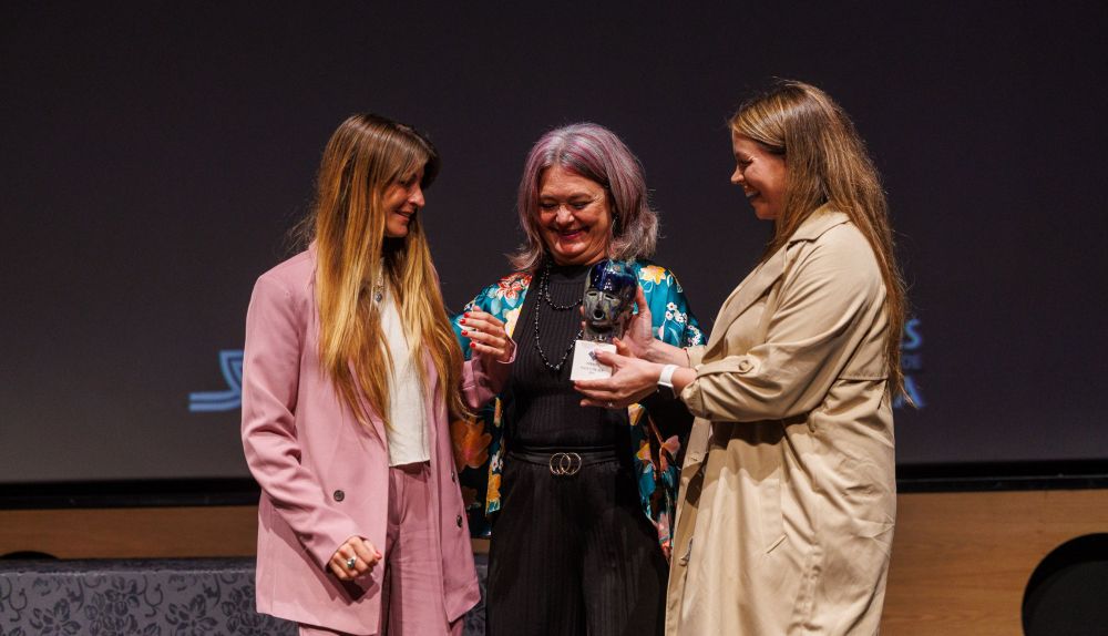 Blanca Flores entrega el premio al Turismo y Gastronomía a Isabel y Ángeles Chozas, de Salinas Santa Teresa en Chiclana.