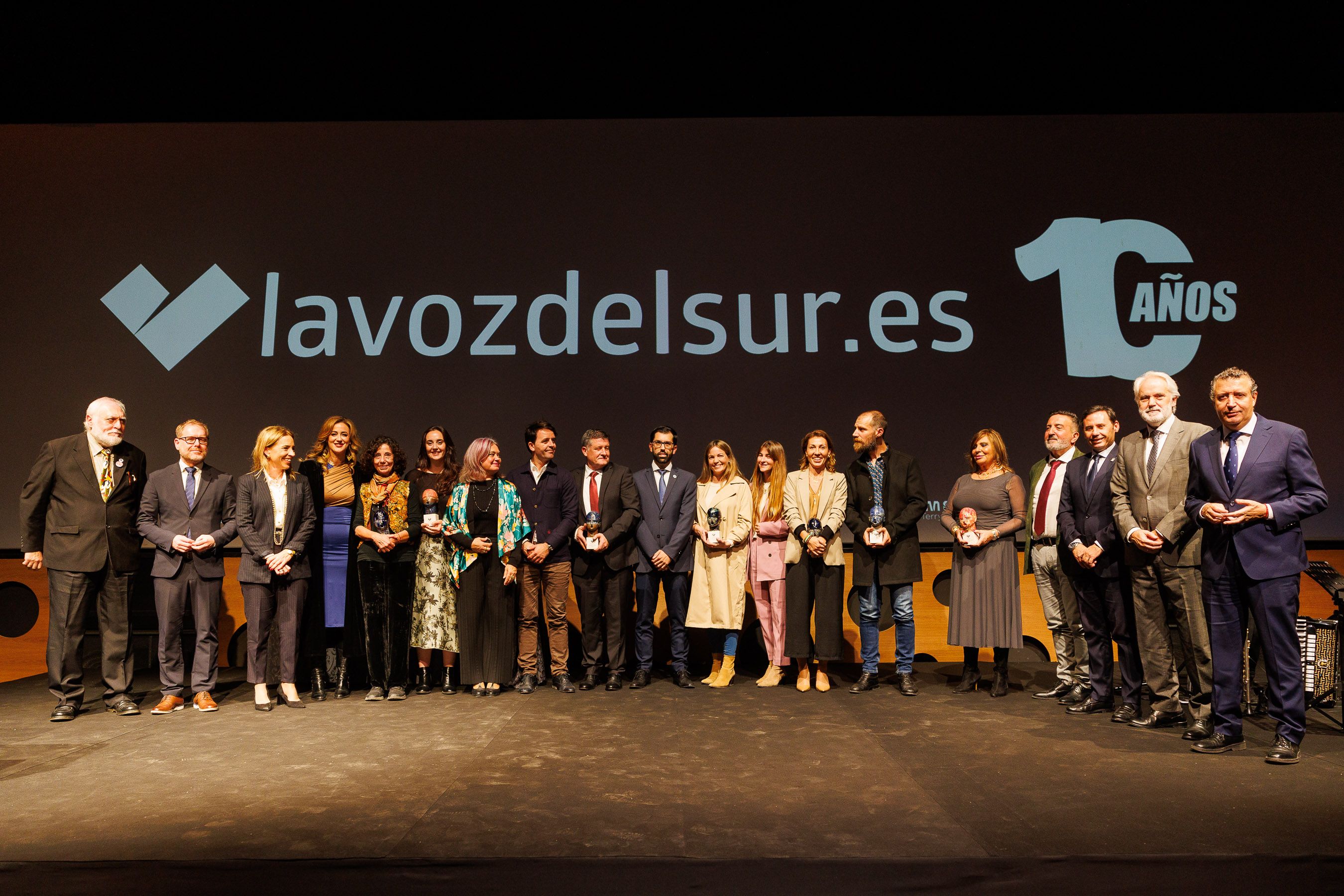 Foto de familia con los galardonados en los I Premios Andaluces Voces del Sur, representantes institucionales y de lavozdelsur.es, en la gala por el décimo aniversario.