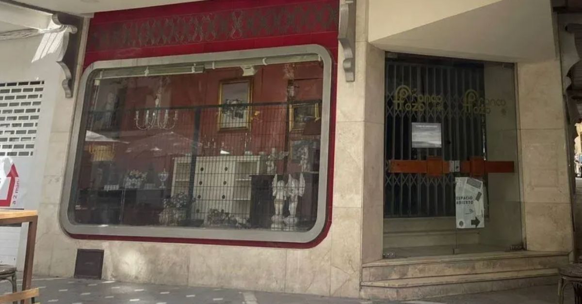 La antigua tienda de Franco Pozo situada en el bajo del edificio que está a la venta en Jerez.