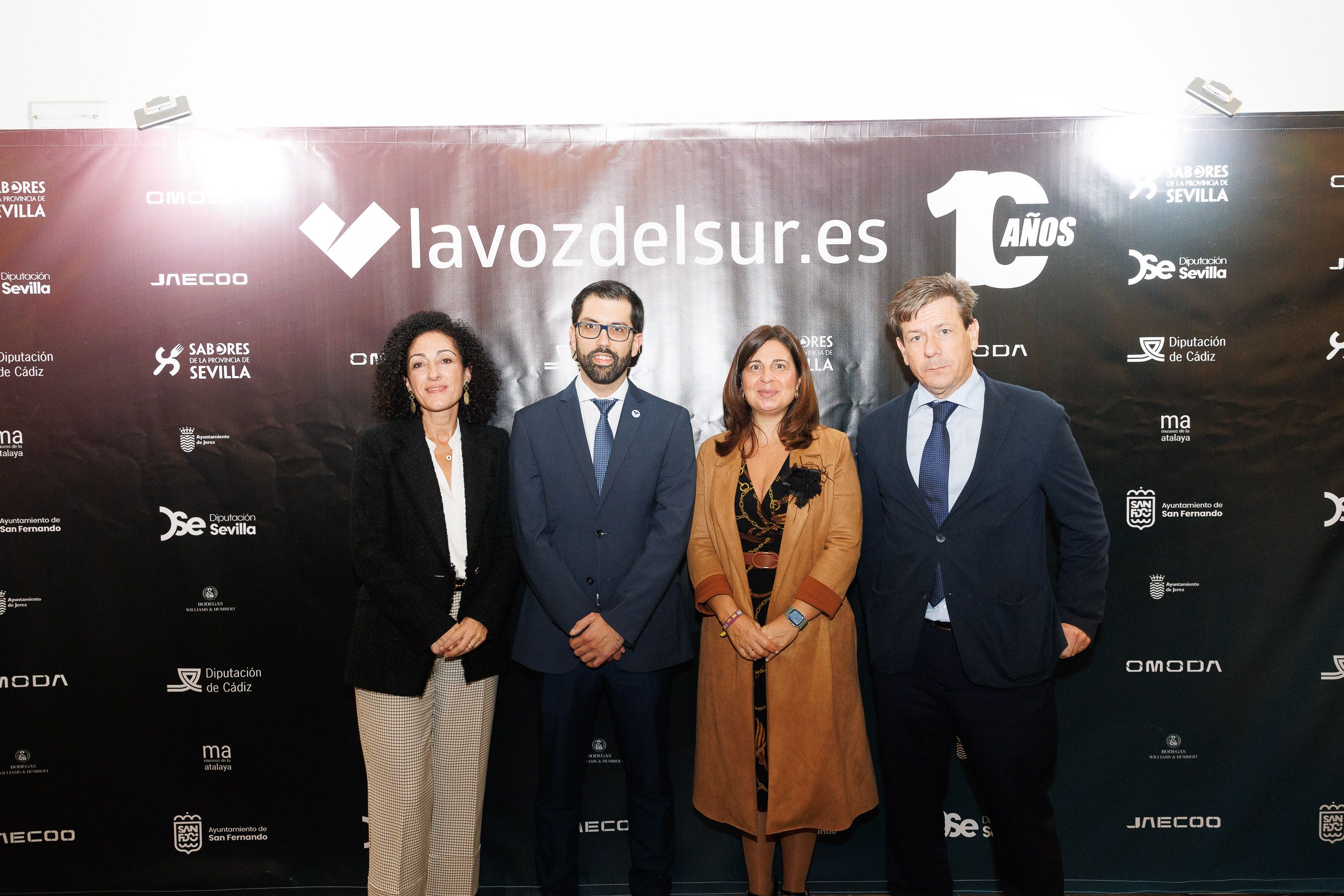 Francisco Romero, director de lavozdelsur.es, con Milagrosa Sánchez, Concepción Díaz, y Javier Gómez Pérez, directores de Caixabank en plaza del Arenal, calle Larga, plaza del Caballo y el área de negocio de Jerez y Sanlúcar, respectivamente, en el 'photocall'.