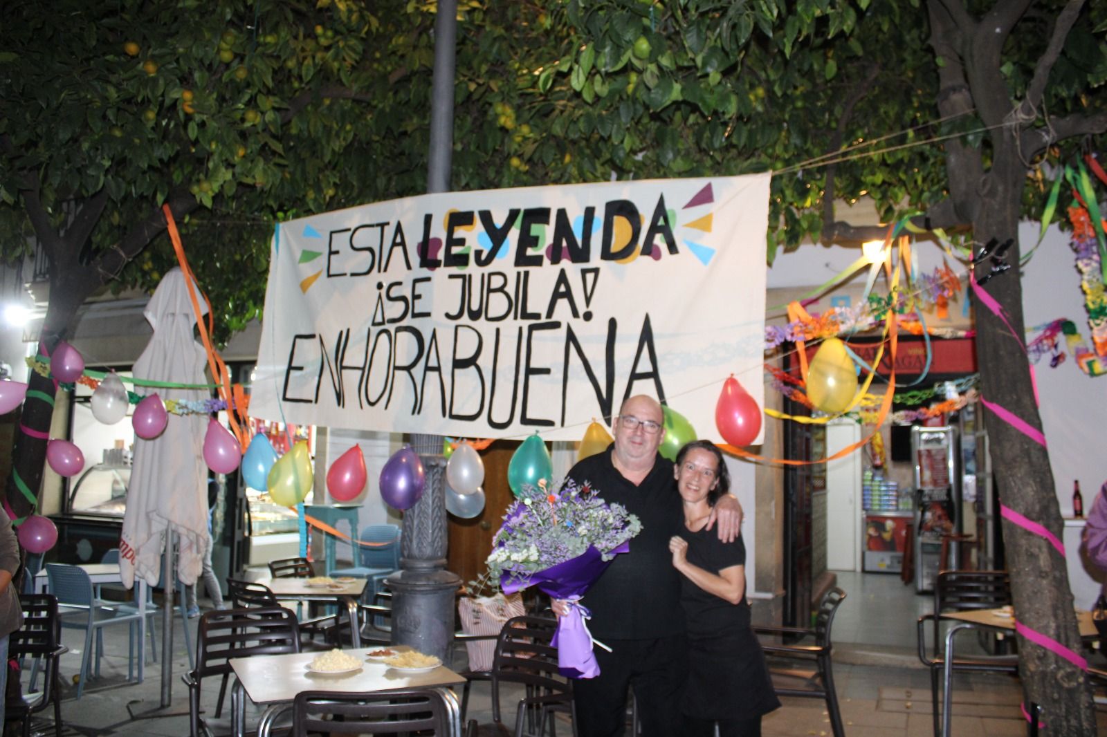 Juan Barragán al llegar a su redecorado acceso a su bar.