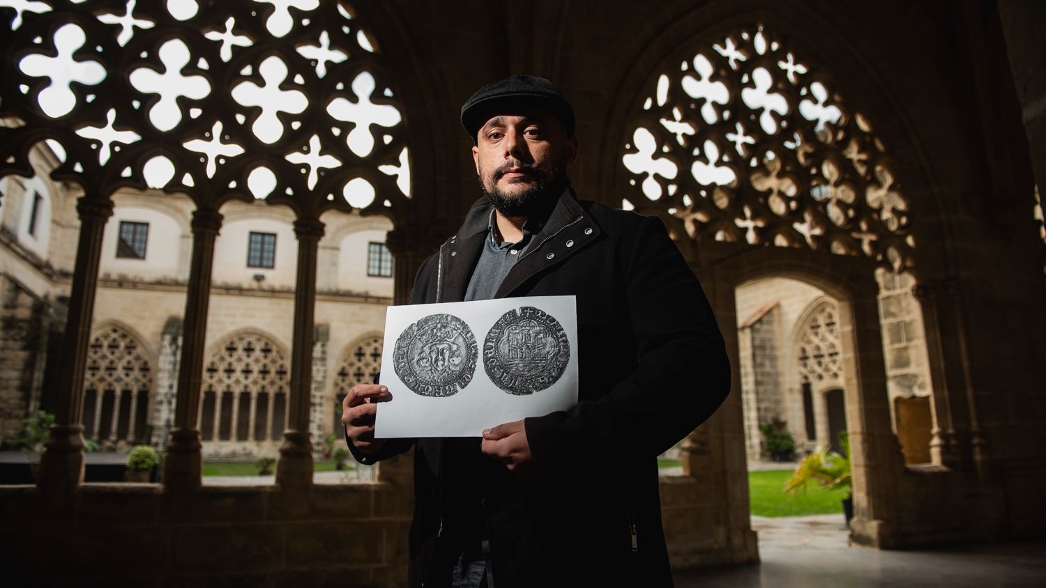 Fran Jordi posa con la primera moneda cristiana de Xerez de la Frontera en los Claustros de Santo Domingo.