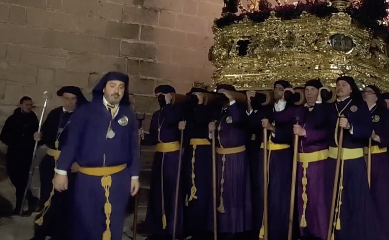 Vicente Prieto en la Noche de Jesús al frente de la cuadrilla del paso del Nazareno. 