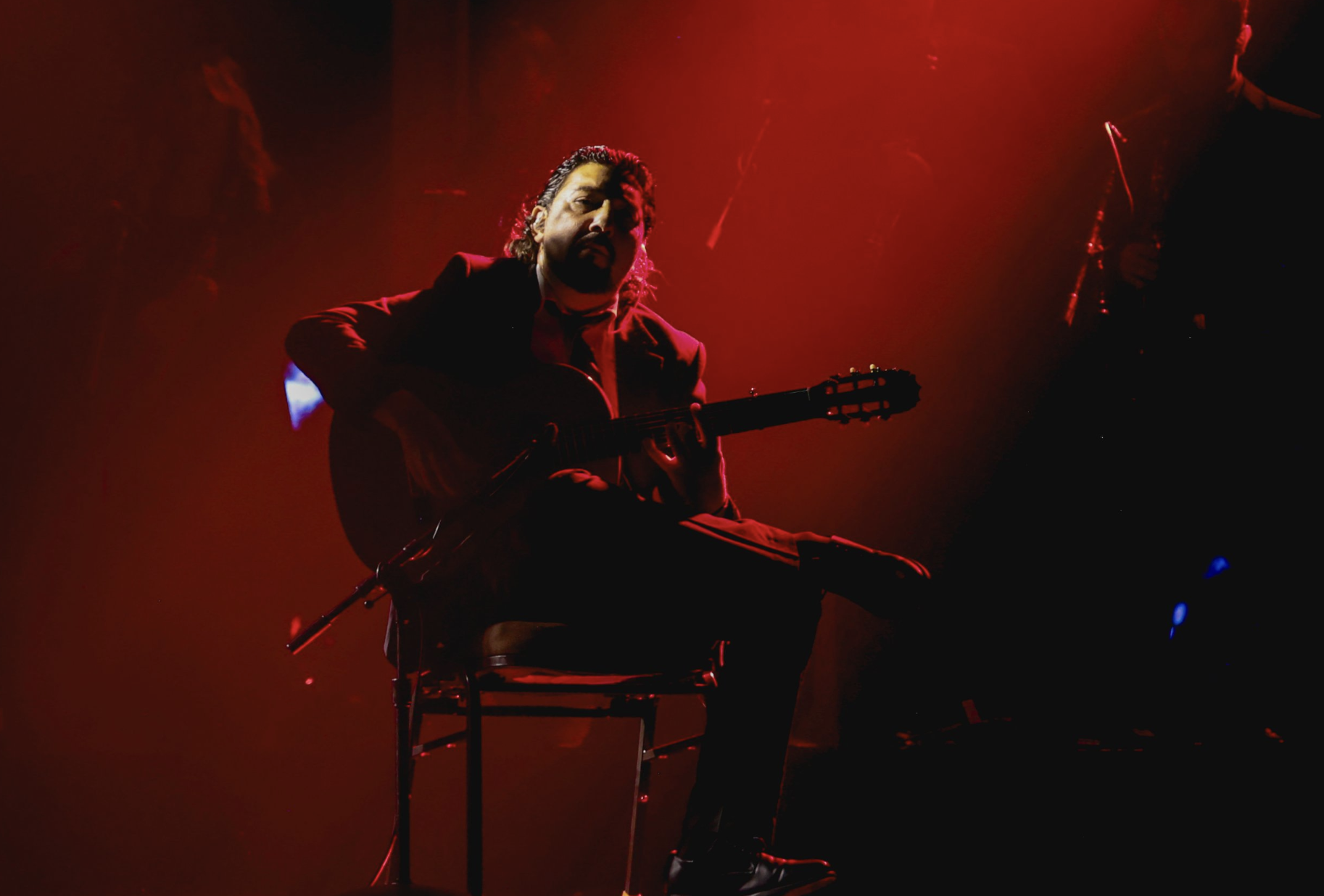 Antonio Rey, tocando la guitarra, en la gala de los Grammy Latinos.