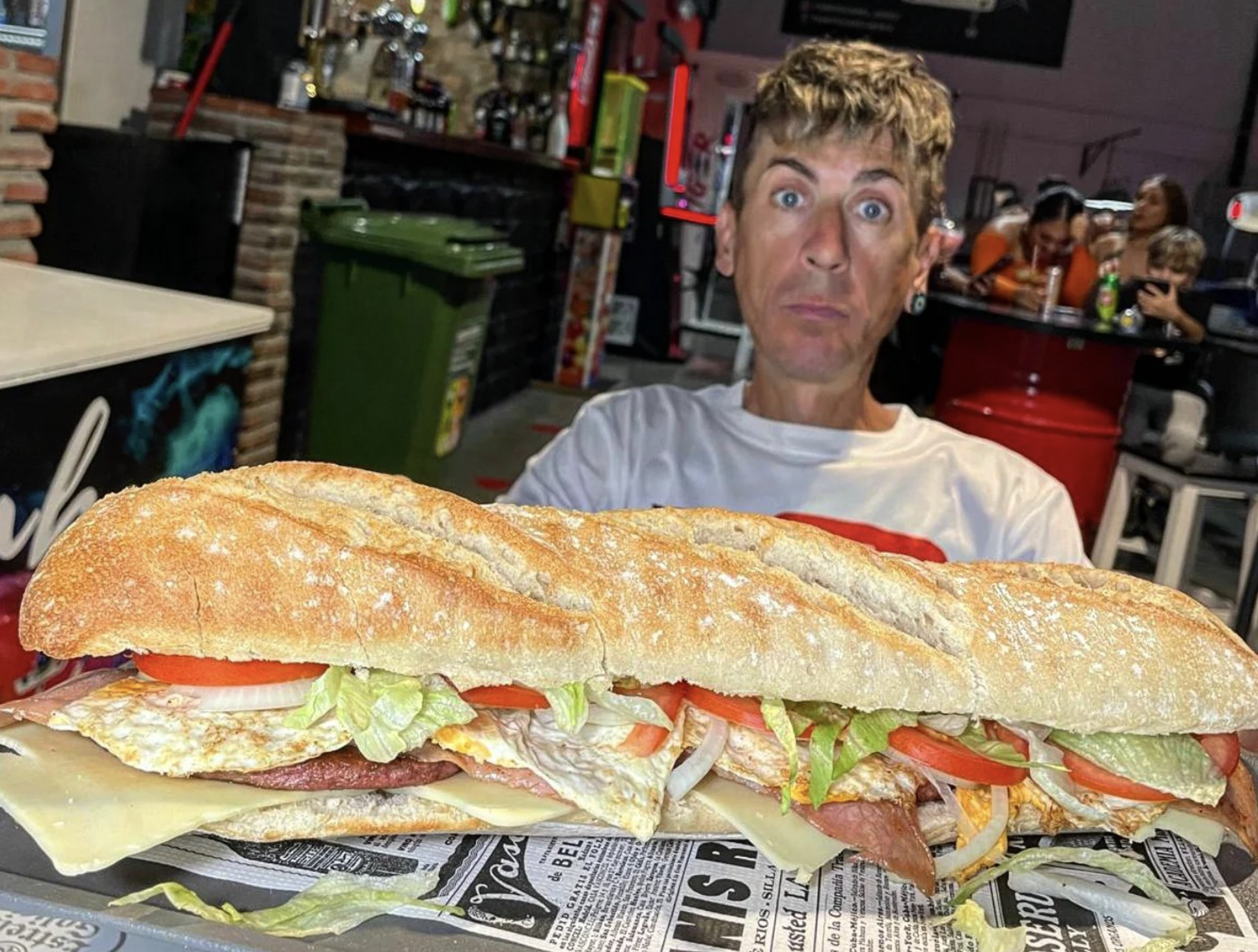 El 'youtuber' IvanFood con el impresionante bocadillo de Punto Cero Café & Copas.