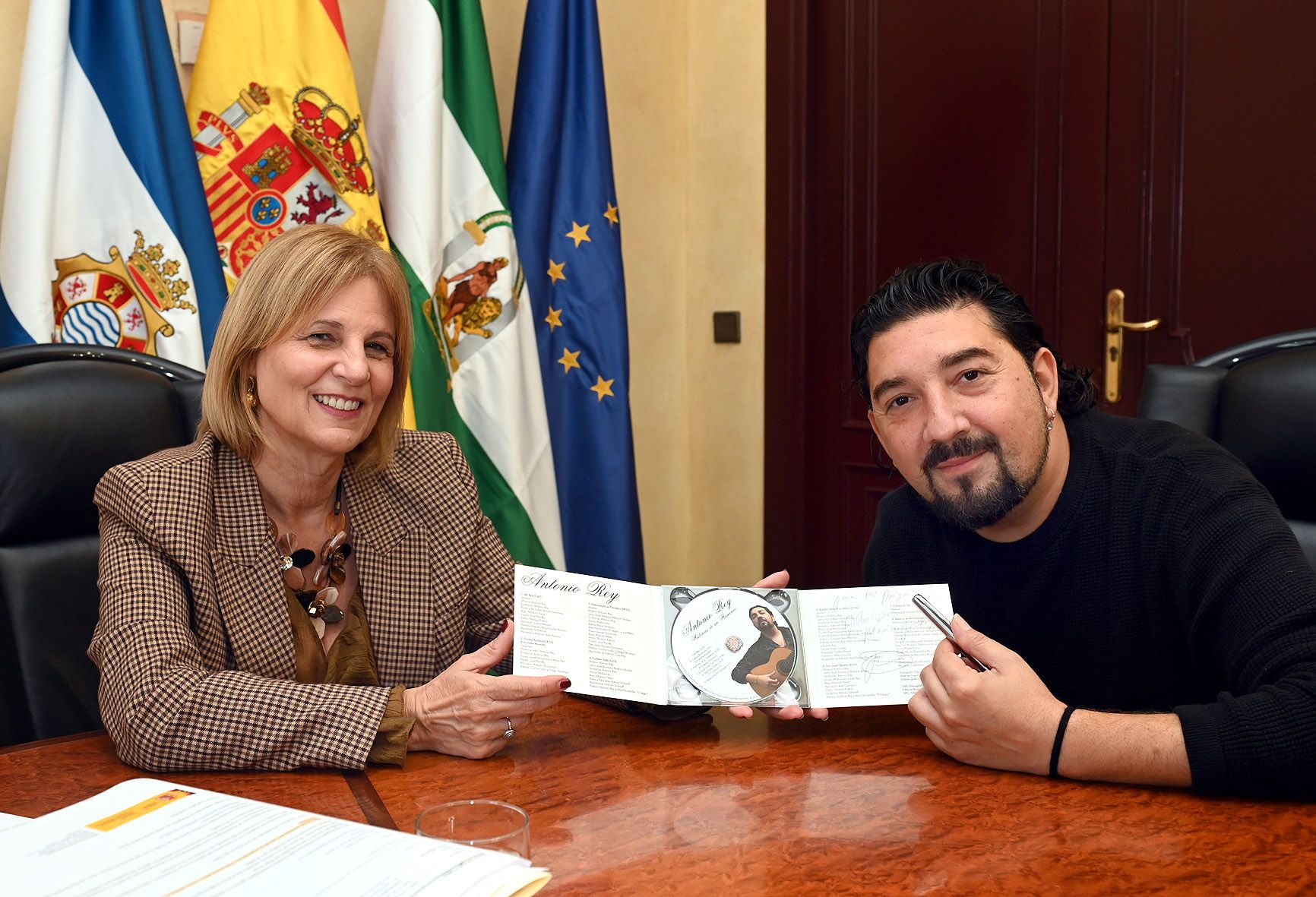 La alcaldesa de Jerez, García-Pelayo, con el guitarrista Antonio Rey.