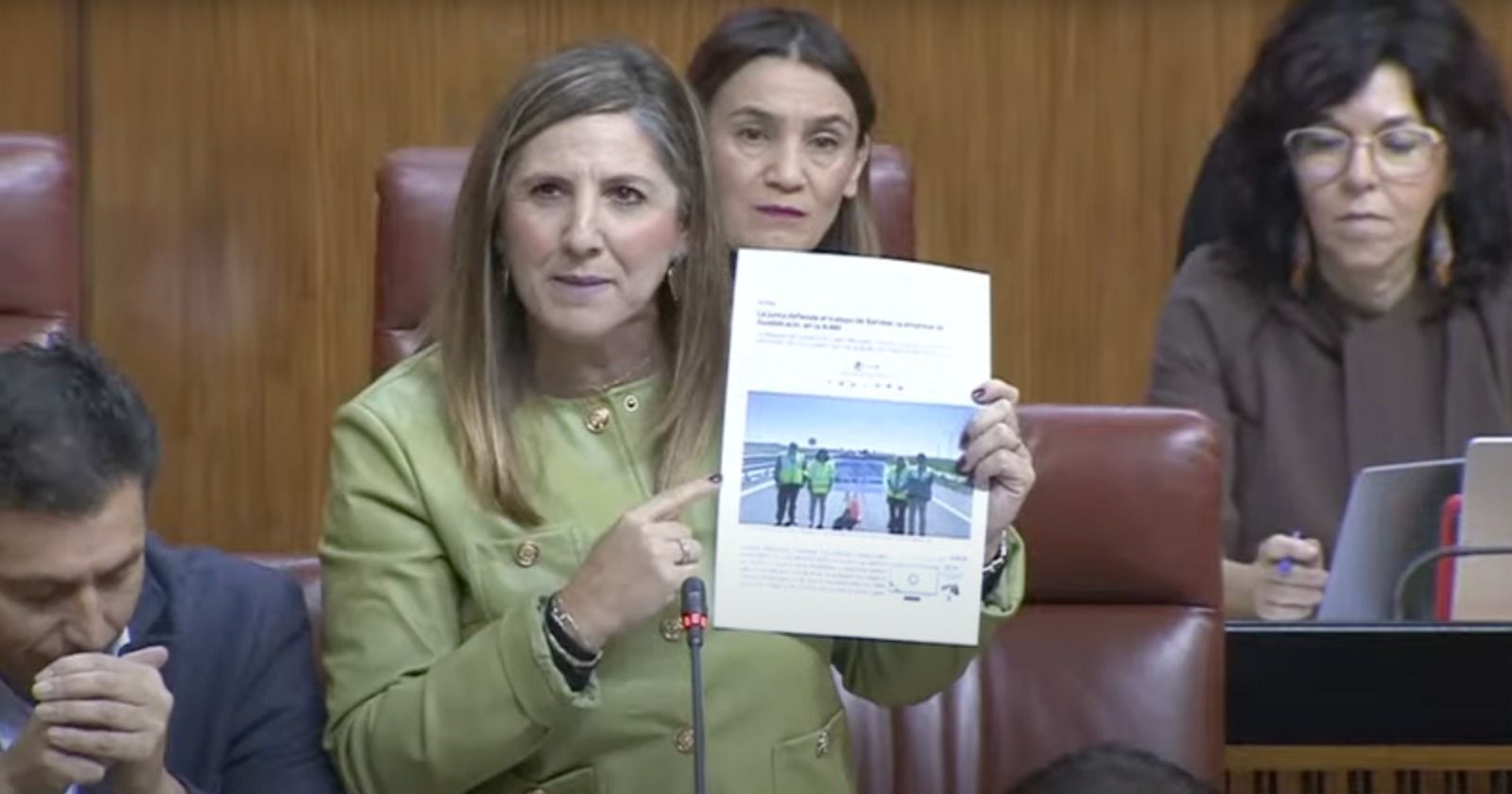 Irene García, diputada socialistas y exalcaldesa de Sanlúcar, en la denuncia en sede parlamentaria este jueves.