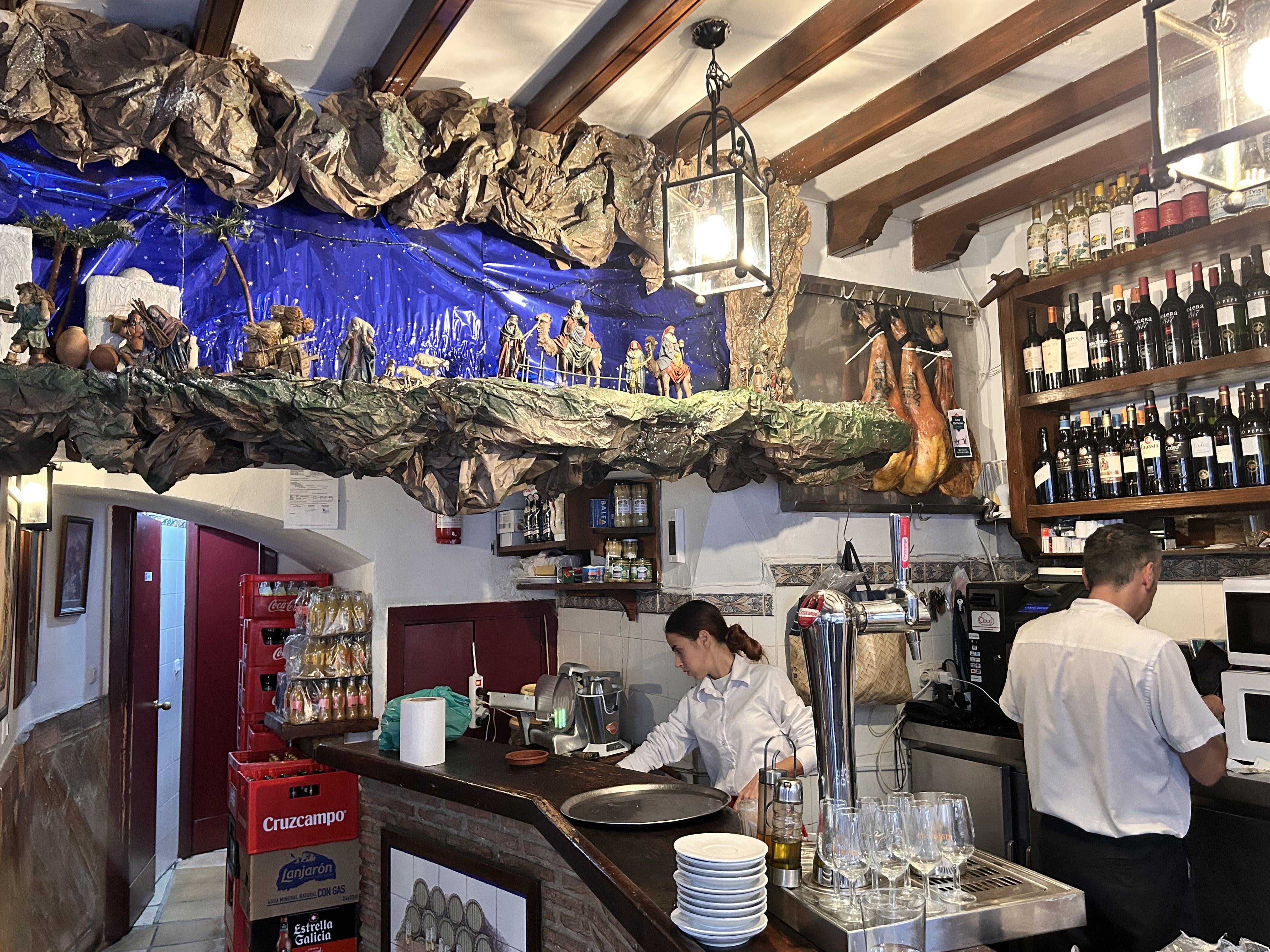 El interior del bar La Canilla con el nacimiento ya montado y expuesto.